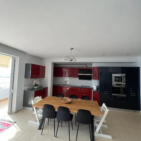 Apartment Lovely 2 Bedroom With A Great Sea View